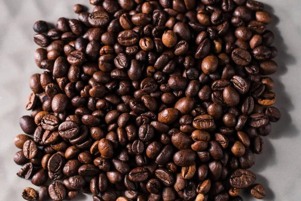 コーヒー豆の密接な背景プレート内のコーヒー豆 — ストック写真