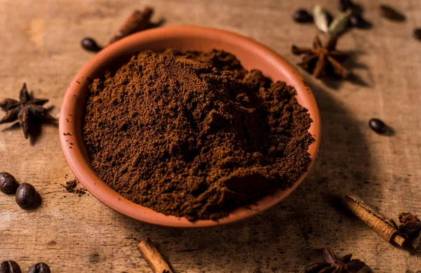 Sfondo Caffè Macinato Chicchi Caffè Sono Sparsi Sul Tavolo — Foto Stock