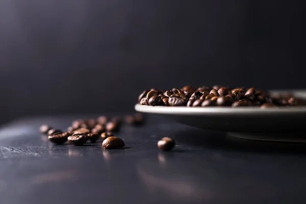 コーヒー豆の密接な背景プレート内のコーヒー豆 ロイヤリティフリーのストック写真