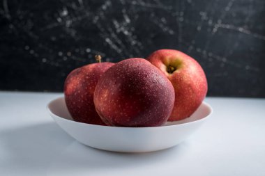 Masadaki lezzetli kırmızı elmalar. Vitaminler sağlıklı bir yaşam tarzı için yararlıdır..