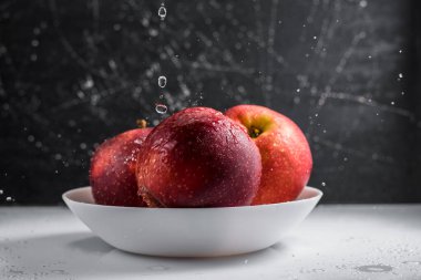 Masadaki lezzetli kırmızı elmalar. Vitaminler sağlıklı bir yaşam tarzı için yararlıdır..