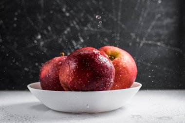 Masadaki lezzetli kırmızı elmalar. Vitaminler sağlıklı bir yaşam tarzı için yararlıdır..