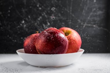 Masadaki lezzetli kırmızı elmalar. Vitaminler sağlıklı bir yaşam tarzı için yararlıdır..