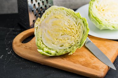 Su damlacıklı taze lahana. Taze kesilmiş lahana salatası..