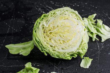 Su damlacıklı taze lahana. Taze kesilmiş lahana salatası..