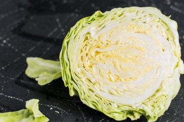 Su damlacıklı taze lahana. Taze kesilmiş lahana salatası..