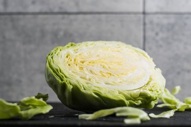 Su damlacıklı taze lahana. Taze kesilmiş lahana salatası..