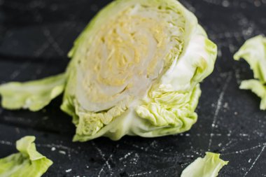 Su damlacıklı taze lahana. Taze kesilmiş lahana salatası..