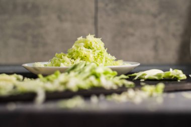 Su damlacıklı taze lahana. Taze kesilmiş lahana salatası..