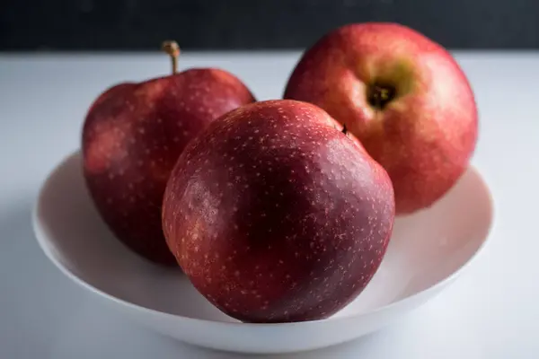 Leckere Rote Äpfel Auf Dem Tisch Vitamine Sind Nützlich Für — Stockfoto