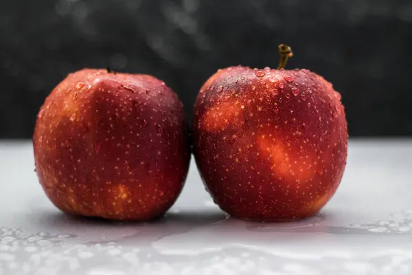 鲜红苹果加水滴 — 图库照片