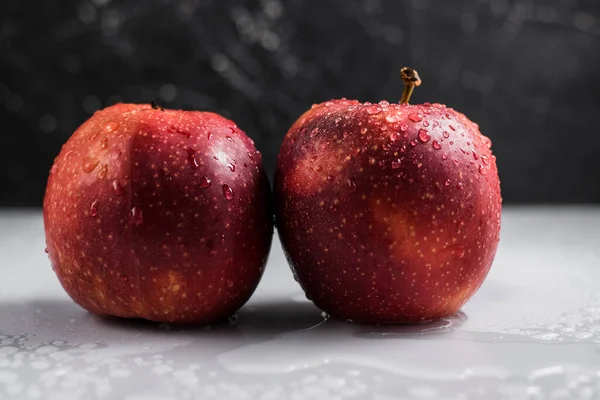 Świeże Czerwone Jabłka Kroplami Wody — Zdjęcie stockowe