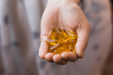 Haplar bir kızın elinde. Vitaminler.