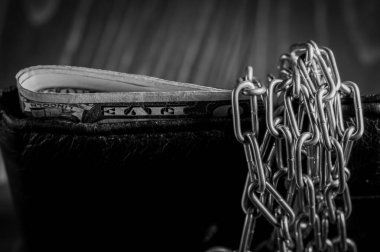 sayısal tuş takımı kilidi ve Tay banknot ile siyah deri cüzdan.