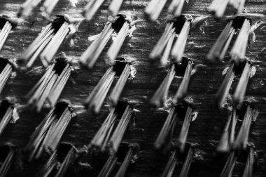 İnşaat alanındaki çelik çubuğu ya da çelik demiri sabah güneş ışınıyla kapatın, çelik çubuklar betonu güçlendirmek için kullanılabilir.