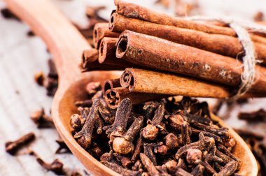 ahşap masa tarçın