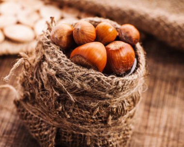 Organik bütün fındık