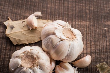 Masanın üzerine sarımsak defne yaprağı