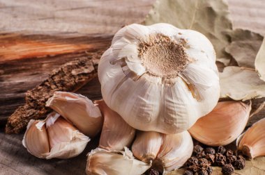 Masanın üzerine sarımsak defne yaprağı