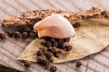 Masanın üzerine sarımsak defne yaprağı