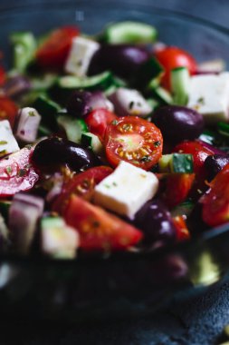 Gri yüzeyde Yunan salatası.