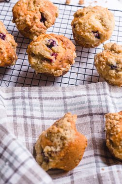 Soğutma rafında böğürtlenli kek ve kırsal peçete...
