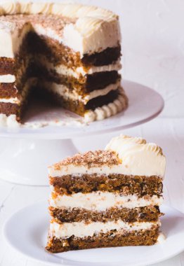 Havuçlu kek ve beyaz bir tabakta dilimler.