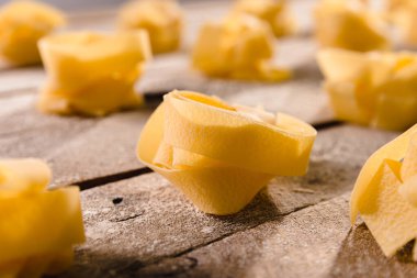 un ahşap bir yüzey üzerinde tagliatelle