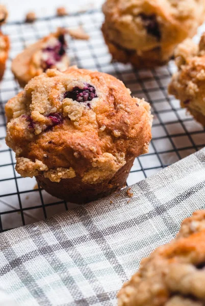 Soğutma rafında böğürtlenli kek ve kırsal peçete...