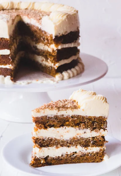 Havuçlu kek ve beyaz bir tabakta dilimler.