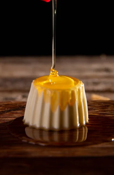 Pannacotta Avec Bruine Miel Sur Une Surface Bois — Photo