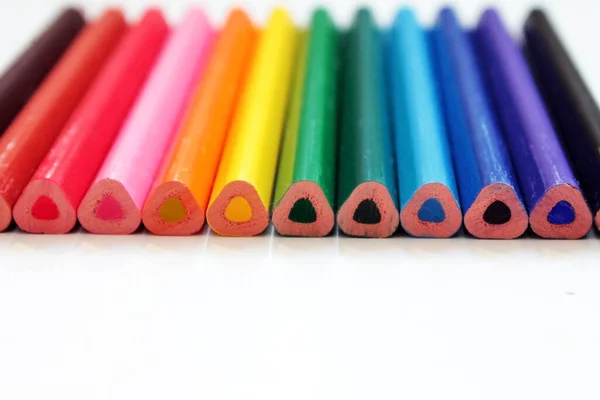 Muchos lápices de colores sobre un fondo blanco. Puede ser utilizado para su creatividad. —  Fotos de Stock