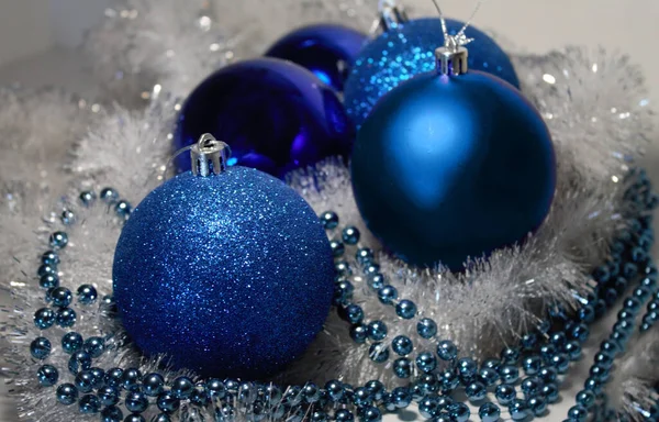 Bola de Natal e grinalda de Natal em fundo fresco close-up — Fotografia de Stock