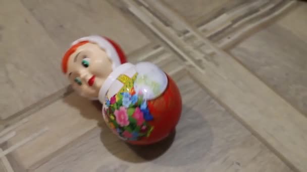 Brinquedo nacional russo Roly-poli brinquedo. Quarto das crianças. — Vídeo de Stock