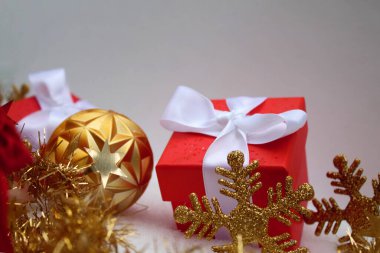 Kırmızı hediye kutuları ve arka planda süslenmiş yeni yıl kutuları.