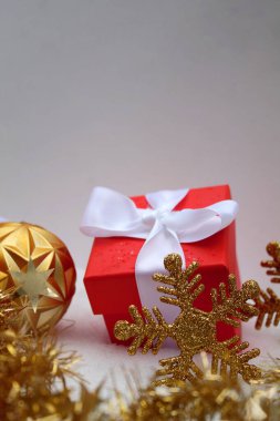 Kırmızı hediye kutuları ve arka planda süslenmiş yeni yıl kutuları.