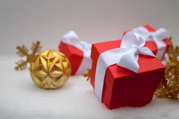Червоні подарунки і прикрашені новорічним календарем.. — стокове фото