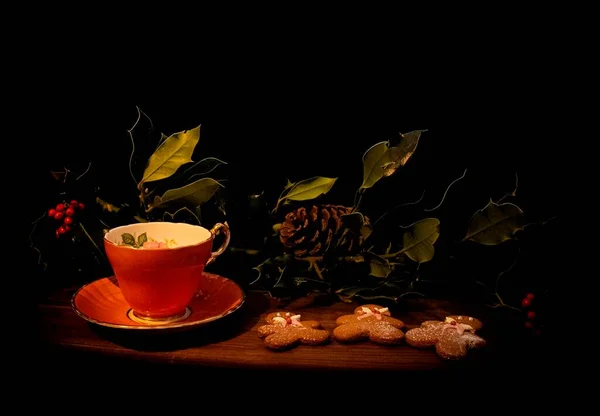Noel kurabiyeleri, zencefilli ekmek, klasik Çin bardağı ve çay tabağı sıcak çikolatası. 