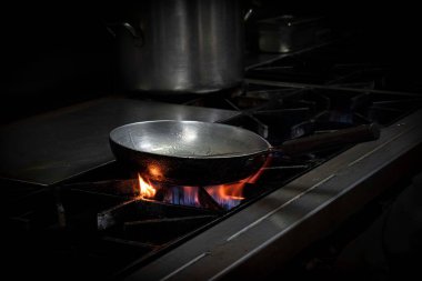 Hint mutfağı Hint mutfağı. Sıcak ateşte pirinç körisi kebabı pişiriyor.   