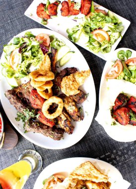 Hint yemekleri pirinç körili kebap tabağında servis edilir. 