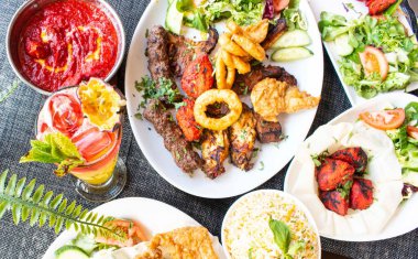 Hint yemekleri pirinç körili kebap tabağında servis edilir. 