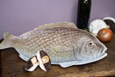 Klasik balık tabağı kırsal manzaralı çiftlik masası.