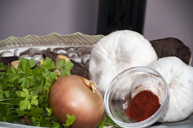 Mantar, sarımsak, baharat da dahil olmak üzere, yemek tarifi için hazırlanmış taze renkler. 