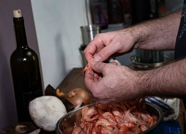 人在新煮的虾虾中剥皮 — 图库照片