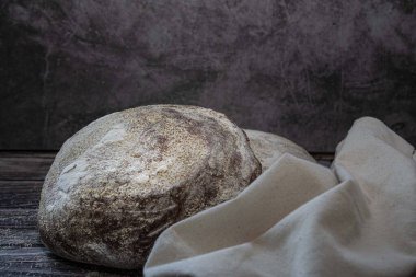 Esrarengiz bir arka planda zanaatkar mayalı ekmek organik ekmek 