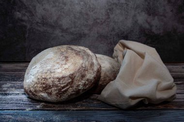 Esrarengiz bir arka planda zanaatkar mayalı ekmek organik ekmek 