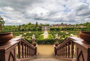Kenilworth / İngiltere Kenilworth Şatosu Elizabeth dönemi bahçeleri çiçek ve heykellerle doludur.