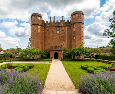 Kenilworth / İngiltere Kenilworth Şatosu Elizabeth dönemi bahçeleri çiçek ve heykellerle doludur.