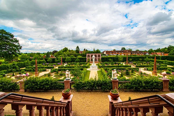 ケニールワース イングランドケニールワース城城を背景にした花や彫像で満開のエリザベス庭園 — ストック写真
