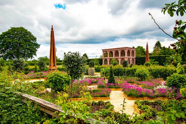 Kenilworth England Kenilworth Замок Elizabethan Сади Повному Розквіті Квітами Статуями — стокове фото